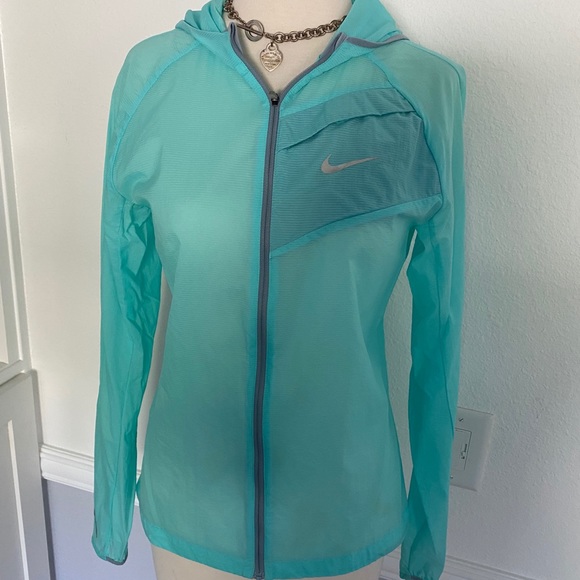 Nike extra Lightweight Windbreaker - Picture 3 of 10